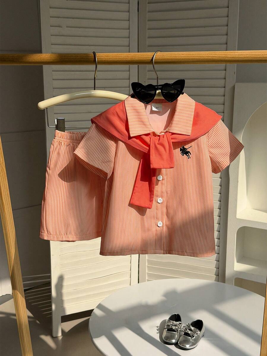 小男孩小女孩夏季女童休閒學院風翻領黃白條紋短袖襯衫,黑色刺繡細節+披肩裝飾+配套長褲3件套,適合日常戶外、上學、通勤、度假 - 亮橙色 - 查看 1