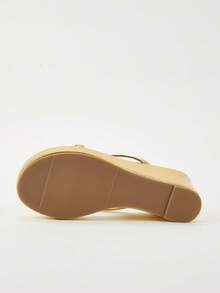 Luxus Gold Weich Glänzend Premium PU Zehentrenner Lässige Hausschuhe, Minimalistische Mode Neue Dicke Sohle Slides, Bequem Vielseitig für Zuhause und Outdoor, Ganzjahres Niedrige Keilsandalen (Weiches Obermaterial, Zehentrenner-Bereich kann sich anfangs etwas steif anfühlen, es wird empfohlen, sie zuerst zu Hause zu tragen, um sie einzulaufen und Reibung sowie potenziellen Verschleiß zu verringern, Europäischer Leisten, Standardgröße, Kunden mit extra breiten Füßen oder hohem Spann sollten möglicherweise eine Nummer größer bestellen) - Gold - Übersicht 12