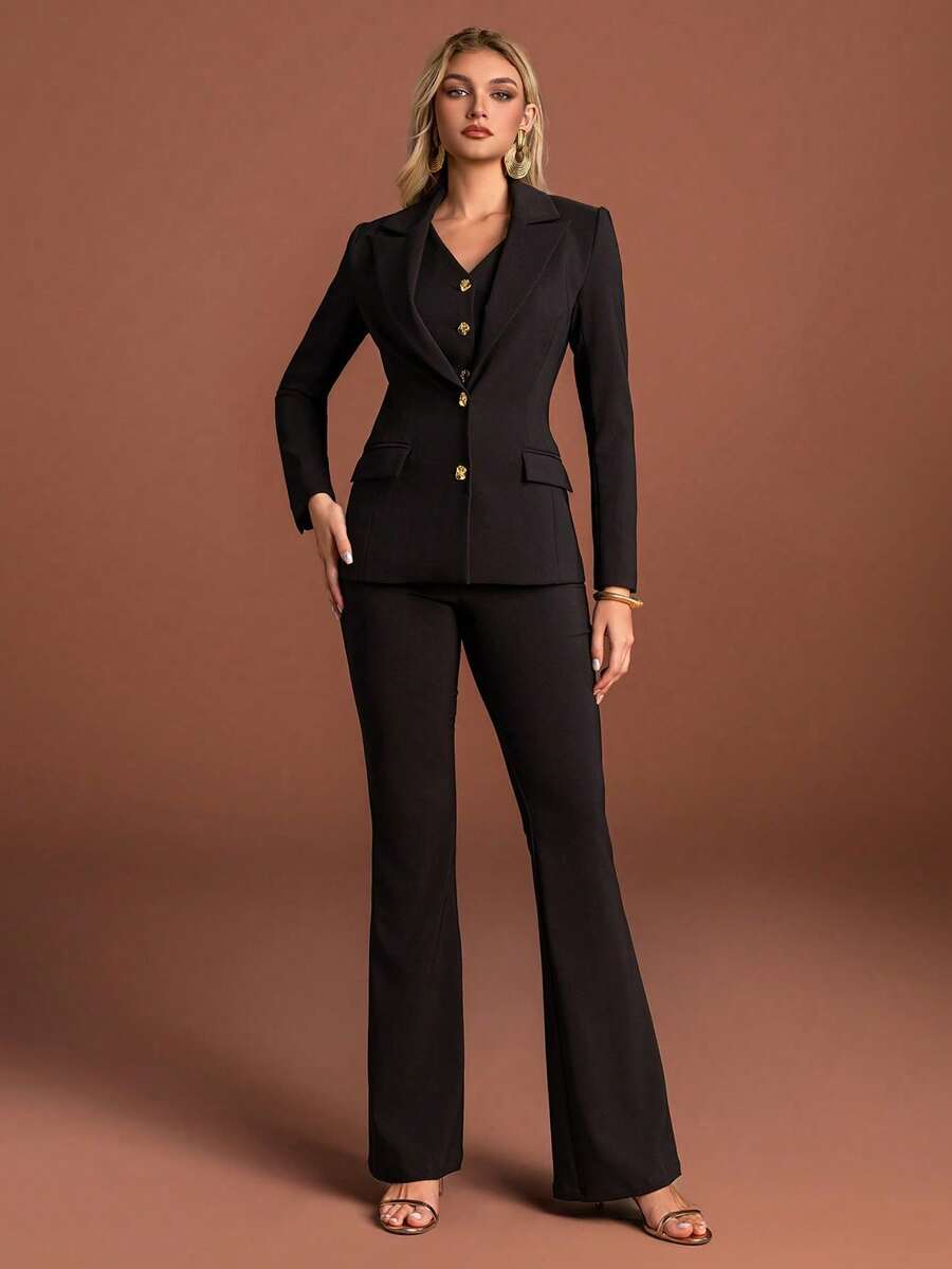 Setelan Jas Wanita Hitam Bergaya dengan Aksen Kancing Emas, Kerah, Blazer Lengan Reguler, dan Kain Non-Stretch untuk Tampilan yang Terdefinisi
