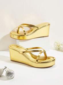 Luxus Gold Weich Glänzend Premium PU Zehentrenner Lässige Hausschuhe, Minimalistische Mode Neue Dicke Sohle Slides, Bequem Vielseitig für Zuhause und Outdoor, Ganzjahres Niedrige Keilsandalen (Weiches Obermaterial, Zehentrenner-Bereich kann sich anfangs etwas steif anfühlen, es wird empfohlen, sie zuerst zu Hause zu tragen, um sie einzulaufen und Reibung sowie potenziellen Verschleiß zu verringern, Europäischer Leisten, Standardgröße, Kunden mit extra breiten Füßen oder hohem Spann sollten möglicherweise eine Nummer größer bestellen) - Gold - Übersicht 2