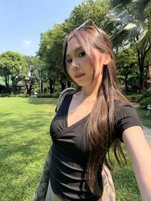 女款夏季休閒V領短袖修身彈性T恤上衣 黑色 - 黑色 - 查看 2