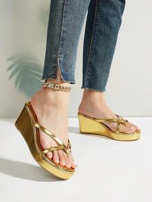 Luxus Gold Weich Glänzend Premium PU Zehentrenner Lässige Hausschuhe, Minimalistische Mode Neue Dicke Sohle Slides, Bequem Vielseitig für Zuhause und Outdoor, Ganzjahres Niedrige Keilsandalen (Weiches Obermaterial, Zehentrenner-Bereich kann sich anfangs etwas steif anfühlen, es wird empfohlen, sie zuerst zu Hause zu tragen, um sie einzulaufen und Reibung sowie potenziellen Verschleiß zu verringern, Europäischer Leisten, Standardgröße, Kunden mit extra breiten Füßen oder hohem Spann sollten möglicherweise eine Nummer größer bestellen) - Gold - Übersicht 9