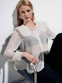 Blusa con cuello ancho de encaje y diseño calado, color blanco puro, estilo retro dulce, de tela de gasa ligera y cómoda, con volan - Blanco - Ver 2