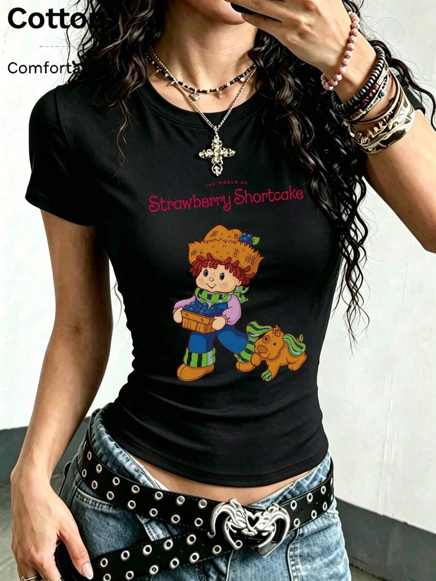 SHEIN X Strawberry Shortcake Camiseta ajustada de manga corta y cuello redondo de color liso para mujer, camiseta ajustada negra con estampado de niña flor y fresa de dibujos animados, ropa casual de primavera/verano para mujer, ropa urbana, vacaciones, curvas, vacaciones, casual, oficina/salón/hogar/deportes al aire libre/estilo retro/sencillo, diseño divertido para adolescentes, unisex, estilo para parejas, retro años 90/Y2K, vacaciones - Negro - Ver 1