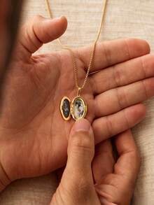 1PC Customized Men's Locket Necklace With Minimalist Oval Design, Openable Design Supports 1-2 Photos, Front Engraved With Exclusive Name, Keeps Important Memories Close To The Heart. Rugged And Versatile Gold-Plated Cuban Chain Fits Multiple Outfits, Popular Men's Commemorative Accessory, Also A Hot-Selling Choice For Father's Day, Birthday Gift. - Photo Box Necklace (corn Chain) - View 4