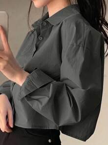 女款灰色寬鬆版型翻領短版長袖襯衫，適合夏季休閒通勤與外出，輕盈修身上衣，背面交叉開衩設計 - 灰色 - 查看 2