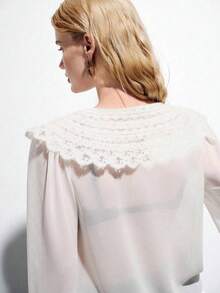 Blusa con cuello ancho de encaje y diseño calado, color blanco puro, estilo retro dulce, de tela de gasa ligera y cómoda, con volan - Blanco - Ver 8