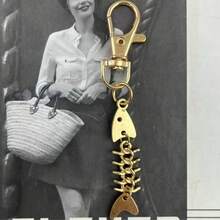 1 pieza Llavero minimalista personalizado con diseño realista de hueso de pescado, llavero casual de unicolor con mini aleta de pez/hueso de pez de color aleatorio, modelo de abridor de botellas, colgante versátil para bolsos, teléfonos y llaves - Dorado - Ver 6