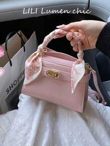 Bolso de mano minimalista con estampado de cocodrilo rosa y herrajes dorados pulidos, atado con un pañuelo de seda estampado a juego en el asa, que irradia un encanto parisino atemporal, perfecto para elevar tu look diario o de ocasión especial. - Rosa - Ver 6