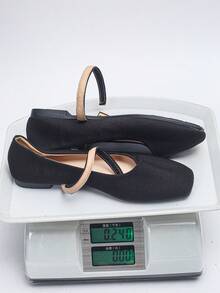 大尺碼 35-43 女款瑪麗珍鞋,夏季新款法式復古方頭芭蕾舞鞋,單條帶扣設計,黑色歐美學院風低鞋幫一腳蹬鬆弛感鞋,舒適軟底輕量,適合工作通勤、日常購物、休閒百搭優雅顯瘦,防滑耐磨四季款,適用於齋月與開齋節 - 黑色布面細紋 - 查看 8