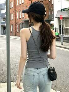 Atasan Camisole Rajut Tali Spaghetti Terlaris Chill Urban, Atasan Musim Panas Tanpa Lengan Bergaris Elastis Potongan Slim Fit Gaya Korea Y2K Warna Abu-abu Polos Model Crop Tanpa Punggung dengan Potongan Belakang dan Detail Ribbed - Grey - View 3