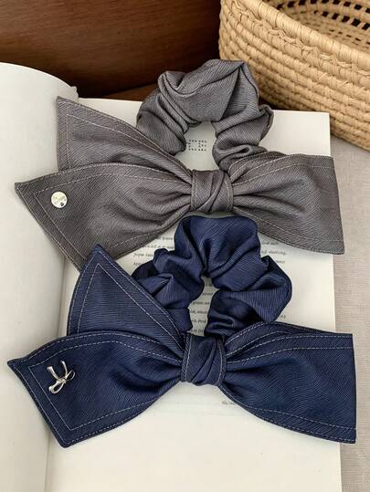 1 pièce Chouchou en denim vintage minimaliste avec nœud pour femmes, étiquette argentée haut de gamme, accessoire de mode pour queue de cheval et trajets quotidiens