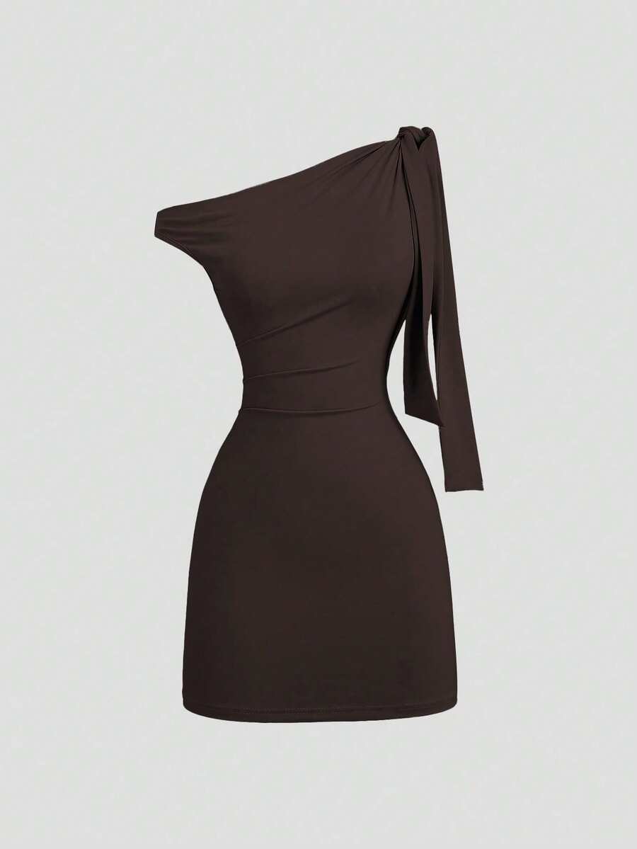 ajustado sexy con volantes en el hombro oblicuo, que ciñe la cintura, estilo francés chic, minifalda ajustado - Marrón Chocolate - Ver 1
