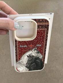 1件 DIY 雙姓名客製化紅色背景波斯地毯圖案雙馬情侶設計 TPU 仿皮革紋理手機殼，兼容 Apple Duo/18ProMax/17ProMax/16Pro/15/14Plus/13Pro/12ProMax/11/XsMax 及 Galaxy A05s/A13/A14/A15/A23/A24/A25/A32/A33/A34/A35/A52/A53/A54/A55/S20/S21 FE/S22 Ultra/S23/S24 Ultra 及 Note 13 Pro/Note 12/11/Note 10 Pro/Note 9/8/13C/12/12C/10A，防摔、防指紋、耐用、美觀、優雅、極具吸引力，送給朋友的最佳禮物 - 彩色 - 查看 5