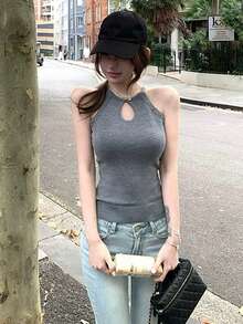 Atasan Camisole Rajut Tali Spaghetti Terlaris Chill Urban, Atasan Musim Panas Tanpa Lengan Bergaris Elastis Potongan Slim Fit Gaya Korea Y2K Warna Abu-abu Polos Model Crop Tanpa Punggung dengan Potongan Belakang dan Detail Ribbed - Grey - View 9