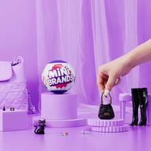 Mini Brands 時尚系列 4 (1 包裝) ZURU 出品 – 新奇開箱收藏玩具，含 5 個神秘迷你時尚包、鞋子與配件，80 多種款式可供收藏，適合 3 歲以上兒童、青少年與成人 (隨機) - 彩色 - 查看 2