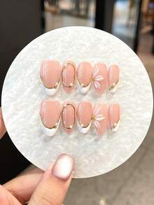 10片手工法式杏仁形穿戴式美甲貼，可愛美甲藝術，優雅奢華風，手雕白色三瓣花配不對稱金屬法式邊緣，飾有金屬鋼珠與珍珠美甲 - 西瓜粉 - 查看 10