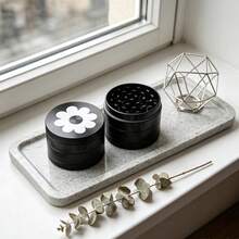 1件 50MM 極簡黑白雛菊印花 4層研磨器,磨砂黑鋅合金附金屬篩網,便攜式研磨工具,抽菸配件 - 查看 5