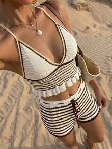 Conjunto de dos piezas para mujer verano 2026 nuevo estilo europeo y americano con diseño de bloques de color a rayas, top corto de punto halter con escote en V, espalda descubierta y volantes, y shorts cortos de playa con bloques de color a rayas para vacaciones - Multicolor - Ver 9