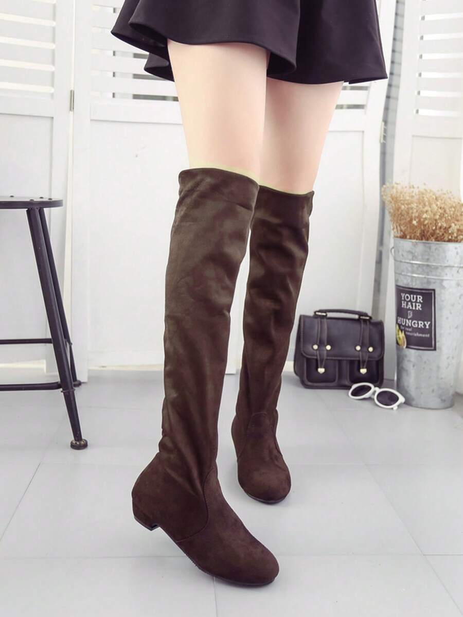 Botas altas femeninas de gamuza sintética con suela plana y diseño sencillo. Ajuste ergonómico elástico, suaves y transpirables, estilo elegante versátil para diario y eventos. - Marrón - Ver 1