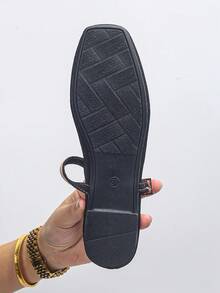 大尺碼 35-43 女款瑪麗珍鞋,夏季新款法式復古方頭芭蕾舞鞋,單條帶扣設計,黑色歐美學院風低鞋幫一腳蹬鬆弛感鞋,舒適軟底輕量,適合工作通勤、日常購物、休閒百搭優雅顯瘦,防滑耐磨四季款,適用於齋月與開齋節 - 黑色布面細紋 - 查看 7