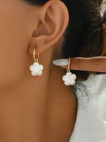 1 Pair Fashionable Minimalist Clover Earrings Suitable For Daily Wear - White - View 1