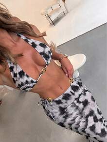 女士优雅扎染印花配套挂脖比基尼套装，搭配系带露背长裙，适合毕业季穿着，全身豹纹系带露背沙滩度假夏季装扮 - 淺灰色 - 查看 3