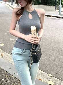 Atasan Camisole Rajut Tali Spaghetti Terlaris Chill Urban, Atasan Musim Panas Tanpa Lengan Bergaris Elastis Potongan Slim Fit Gaya Korea Y2K Warna Abu-abu Polos Model Crop Tanpa Punggung dengan Potongan Belakang dan Detail Ribbed - Grey - View 6