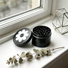 1件 50MM 極簡黑白雛菊印花 4層研磨器,磨砂黑鋅合金附金屬篩網,便攜式研磨工具,抽菸配件 - 查看 3