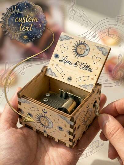 Caja de música de madera personalizada con texto, adecuada para parejas, amigos y familia. Se puede usar como decoración de escritorio, aplicable para el Día de San Valentín, cumpleaños, aniversario, boda, temporada de graduación y otras ocasiones.