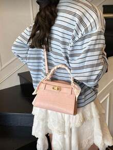 Bolso de mano minimalista con estampado de cocodrilo rosa y herrajes dorados pulidos, atado con un pañuelo de seda estampado a juego en el asa, que irradia un encanto parisino atemporal, perfecto para elevar tu look diario o de ocasión especial. - Rosa - Ver 3