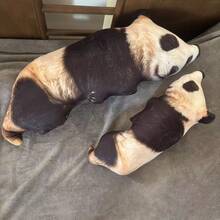 1個可愛逼真動物絨毛枕頭娃娃 醜萌熊貓小牛娃娃枕頭 沙發靠墊枕頭 抽象趣味熊貓小牛娃娃 桌面裝飾品 家居裝飾 拍照道具 送給朋友閨蜜的禮物 節日禮物 生日禮物 聖誕禮物 萬聖節禮物 - 彩色 - 查看 3