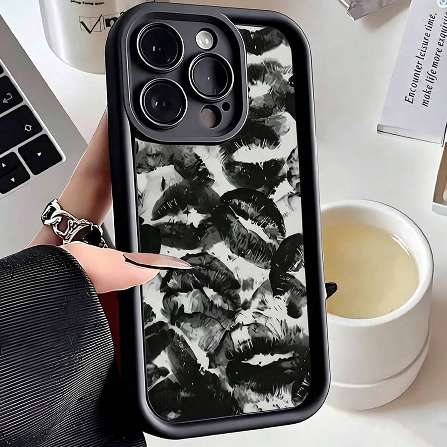 Étui de téléphone premium avec peinture à lèvres, texture rainurée effet peau, épaissi et antichoc, coque de protection compatible avec Ip16 Ip 16pro Ip 17 Ip 17pro Ip 17promax IPhone15 antichoc, nouvelle coque de téléphone créative avec peinture bonbon antichoc pour IPhone14 XR /7/8 compatible avec Iphone15Promax Apple 13 coque de téléphone 14 Apple 11 coque souple P12 antichoc XS bord droit peinture TPU antichoc coque de téléphone souple - Noir - Voir 1