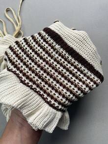Conjunto de dos piezas para mujer verano 2026 nuevo estilo europeo y americano con diseño de bloques de color a rayas, top corto de punto halter con escote en V, espalda descubierta y volantes, y shorts cortos de playa con bloques de color a rayas para vacaciones - Multicolor - Ver 8