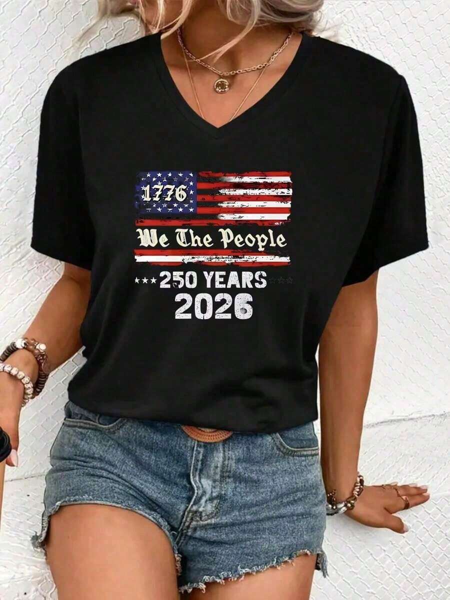 New Fashion Graphic T-Shirt 2026, V-Neck, White, American Flag, "We The People", 1776, Independence Day Celebration, 250 Years, Casual Wear, 100% Cotton, Casual T-Shirt - 黑色 - 查看 1