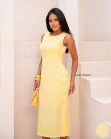 Classic Long Black Dress With A Round Neck, Pockets, And An Elegant Slit Design. - 奶油黃 - 查看 3