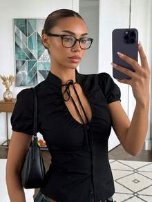 Camisa casual de mujer con lazo negro, cintura ceñida y diseño calado, adecuada para el verano y el regreso a clases - Negro - Ver 1