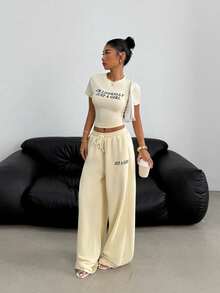 Conjunto informal de 2 piezas con camiseta de manga corta de cuello redondo con estampado de eslogan y pantalones anchos de cintura con cordón - Amarillo - Ver 1