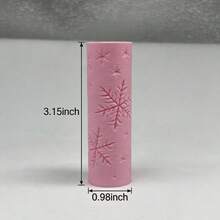 PLA 飄雪圖案黏土浮雕紋理滾輪，DIY 陶藝手工滾筒工具，適用於聚合黏土、陶瓷與壓花 – 精緻冬季仙境設計，打造長青藝術創作 - 飄落的雪花粉紅色 - 查看 3