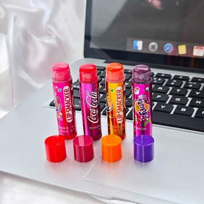 LIP SMACKER X CoCa Cola 4 Adet Vişne Portakal Soda Kola Aromalı Uzun Süreli Nemlendirici Doğal Parlak Renkli Dudak Balmı Dudak Makyajı Tüm Cilt Tiplerine Uygun Alkolsüz Sonbahar/Kış Dudak Balmı Parti Hediyesi Sevgililer Günü Hediye Seti LIPSMACKER