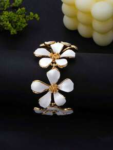 1pc French Luxury White Floral Patchwork Bracelet For Women, Five-Petal Flower Wide Cuff, High-End Elegant Versatile Jewelry For Evening Gowns And Daily Wear, Exquisite Bracelet - White - View 4