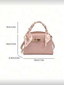 Bolso de mano minimalista con estampado de cocodrilo rosa y herrajes dorados pulidos, atado con un pañuelo de seda estampado a juego en el asa, que irradia un encanto parisino atemporal, perfecto para elevar tu look diario o de ocasión especial. - Rosa - Ver 4