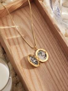 1PC Customized Oval Photo Locket Necklace, Personalized Stainless Steel Locket Necklace, Customized Oval Photo Pendant Necklace, Necklace With Personalized Engraving, Pendant With Photo Engraving, Customizable Photo And Text, Fashion Locket Chain Photo Necklace, Suitable As A Personalized Gift For Her/Him, Perfect As A Mother's Day Gift Or A Gift For Best Friend - Custom Photo Box Necklace - View 7