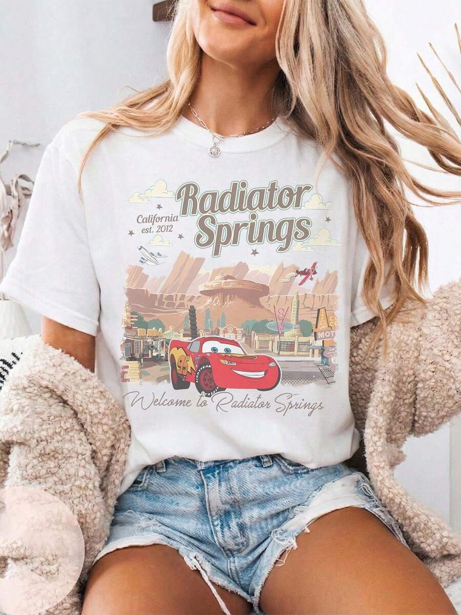 Productos con licencia oficial de Disney: Camiseta de coche vintage, camiseta de Rayo McQueen, paquete familiar de coches, camiseta conmemorativa del viaje de Disney 2026, camiseta 100% algodón para hombres y mujeres - Blanco - Ver 1