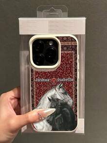 1件 DIY 雙姓名客製化紅色背景波斯地毯圖案雙馬情侶設計 TPU 仿皮革紋理手機殼，兼容 Apple Duo/18ProMax/17ProMax/16Pro/15/14Plus/13Pro/12ProMax/11/XsMax 及 Galaxy A05s/A13/A14/A15/A23/A24/A25/A32/A33/A34/A35/A52/A53/A54/A55/S20/S21 FE/S22 Ultra/S23/S24 Ultra 及 Note 13 Pro/Note 12/11/Note 10 Pro/Note 9/8/13C/12/12C/10A，防摔、防指紋、耐用、美觀、優雅、極具吸引力，送給朋友的最佳禮物 - 彩色 - 查看 4