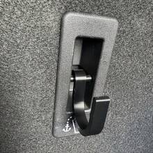 2件裝黑色免打孔汽車座椅背掛鉤,通用重型汽車收納掛鉤,適用後車廂,可掛雨傘與購物袋 - 查看 10