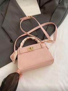 Bolso de mano minimalista con estampado de cocodrilo rosa y herrajes dorados pulidos, atado con un pañuelo de seda estampado a juego en el asa, que irradia un encanto parisino atemporal, perfecto para elevar tu look diario o de ocasión especial. - Rosa - Ver 5