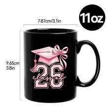 1 Peça Caneca de Café de Cerâmica 11oz "Classe de 2026" - Corpo Preto Impresso com Capelo de Formatura Rosa Claro, Apresentando Letras "26" e Decoração de Laço. Adequada como um Doce Presente Comemorativo para Formandos ou um Presente para Estudantes Usarem no Dia da Formatura. - Preto - Visão 4