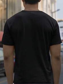 Herren Kurzarm T-Shirt aus reiner Baumwolle mit Grafikdruck, lässiges Streetwear-Design, Action-Charakter-Muster, Sommer-Alltags-T-Shirt - Schwarz - Übersicht 2