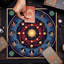 1 Stück mystische Astrologie Tischdecke in Dunkellila mit goldenen Sternzeichen-Konstellationen, Tarot, Ritual, Meditation, Kristallheilung, Partydekoration - Schwarz - Übersicht 3